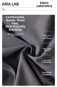 Gros plan du tissu de pantalon de yoga gris foncé avec élasticité et texture respirante