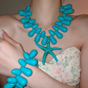 Detail von blauen Acrylperlen-Halskette und Armband-Set mit Seestern-Anhänger