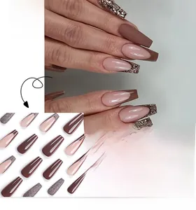 Détail des ongles cercueil marron moka et rose nude avec des touches de paillettes colorées