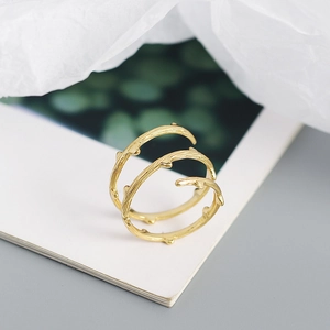 Macro view of gold s925 silver ring featuring natural twig texture and s925 hallmark