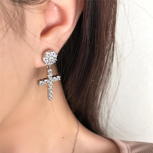 Nahaufnahme der Hip-Hop Kreuz-Ohrringe in Silber mit Zirkonia-Steinen an einem Model