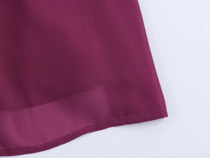 Gros plan détaillé de l'ourlet à volants et des coutures de la robe en mousseline violette