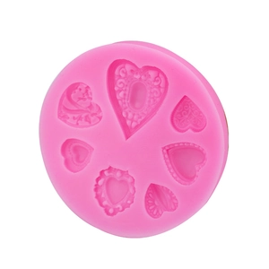 Moule en silicone rose avec sept motifs de cœur pour la décoration de gâteaux fondant