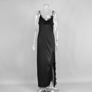 Détail de la fente haute avec bordure en dentelle noire sur une robe longue en satin