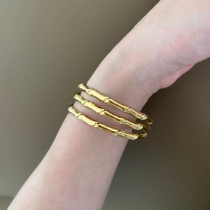 Set di tre bracciali in acciaio inossidabile dorato stile bambù indossati