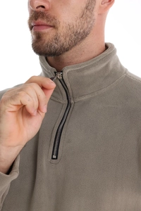 Détail du col montant et de la fermeture éclair d'un pull en polaire pour hommes