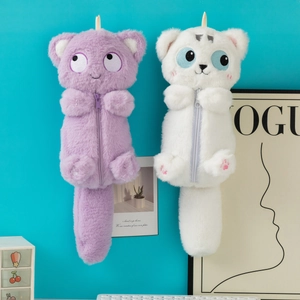 Détail de la trousse chat en peluche montrant la fourrure douce et les yeux brodés
