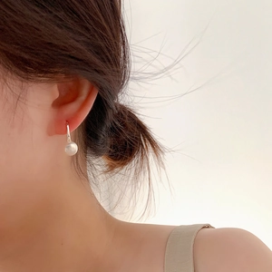 Minimalist s925 silver earrings with natural freshwater pearls worn on a female model