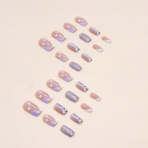 Faux ongles à presser avec motifs de cœur violets et paillettes argentées forme carrée
