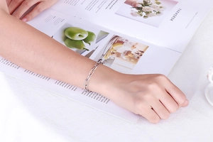 Modische silberne Gliederkette an einem Modell über einem schicken Magazin präsentiert