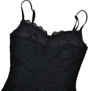 Détail de robe en dentelle noire avec fines bretelles et fermeture éclair invisible