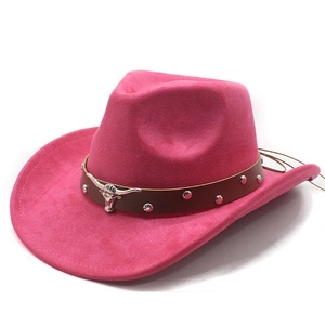 Chapeau de cowboy en daim rose avec emblème tête de taureau et bande en cuir cloutée
