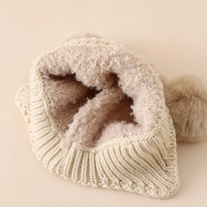 Berretto invernale a maglia per bambini con fodera in pile e due pon pon color beige