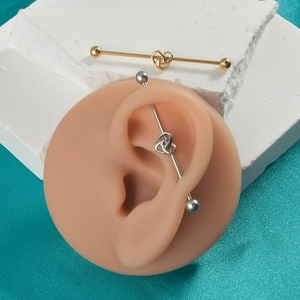 Industrial Piercing Stab mit verschlungenen Herzen aus poliertem Edelstahl in Gold und Silber