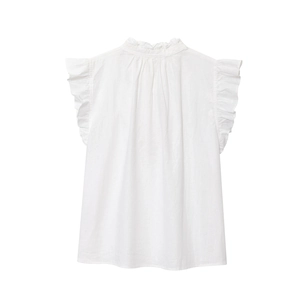Détail d'un chemisier sans manches blanc en coton avec des volants et une texture en lin
