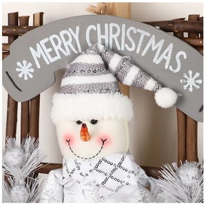 Détail d'une couronne de bonhomme de neige de Noël avec panneau en bois Merry Christmas