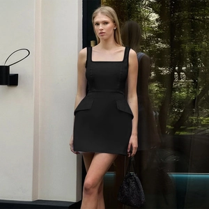 Elegante abito corto nero aderente con scollo quadrato e dettagli di tasche con patta
