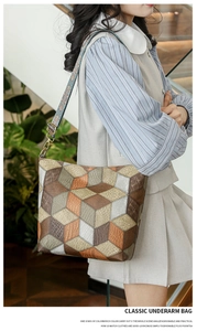 Détail d'un sac sous le bras vintage avec motif 3D géométrique et sangle brodée