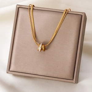 Collier double couche doré avec chaînes entrelacées et anneaux sertis de zircon