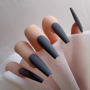 Gros plan d'ongles à presser longs type cercueil gris foncé mat avec texture givrée chic