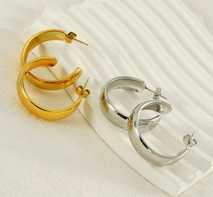 Vue macro de boucles d'oreilles géométriques en C en acier inoxydable doré et argenté