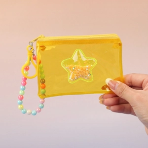 Détail du porte-monnaie en PVC jaune avec étoiles scintillantes et chaîne de perles colorées