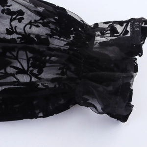 Elegante abito in pizzo nero con polsini in rete trasparente e motivi floreali vellutati