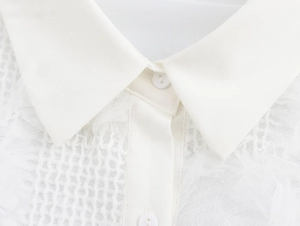 Dettaglio di camicia bianca da donna con colletto a revers e trama in tessuto di pizzo