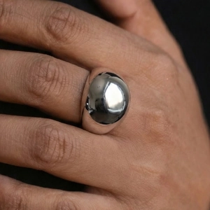 Anello a cupola bombata in acciaio inossidabile lucido con finitura a specchio argento