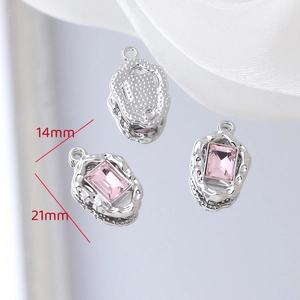 Pendentif nœud argenté avec gemme rose et texture martelée mesurant 14mm par 21mm