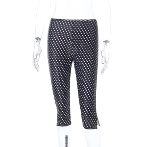 Gros plan sur le legging capri à pois avec taille élastique et bordure en dentelle