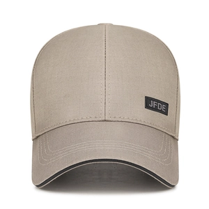 Khaki Herren Baseballkappe aus Baumwolle mit schwarzem JFDE-Patch und Kontrastpaspel