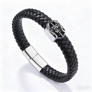 Bracelet pour homme en cuir tressé noir avec breloque épée en acier inoxydable
