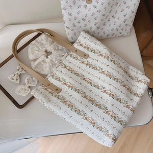 Sac fourre-tout en coton et lin à fleurs avec pochette et accessoires de cheveux assortis