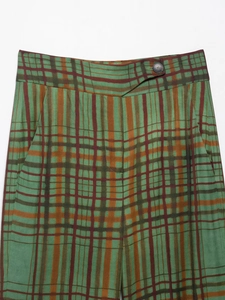 Detail der karierten Hose mit Taillenverschluss, Knopf und strukturierter Stoffqualität