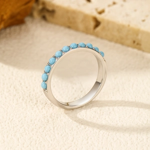 Anello in argento sterling S925 con una fila di perline turchesi su base materica
