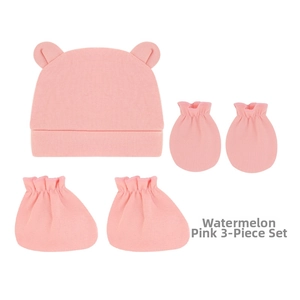 Vue détaillée de l'ensemble 3 pièces rose pastèque pour nouveau-né avec bonnet à oreilles d'ours