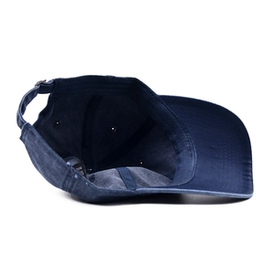 Dettaglio cappellino in cotone lavato blu navy con fascia antisudore e fibbia in metallo