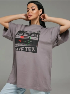 Σκούρο γκρι oversize βαμβακερό T-shirt με ρετρό γραφικό κασέτας και στρογγυλή λαιμόκοψη