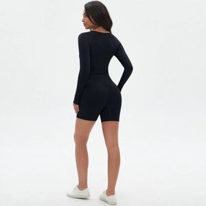 Detailansicht des nahtlosen schwarzen Yoga-Sets mit Langarm-Top und High-Waist-Shorts
