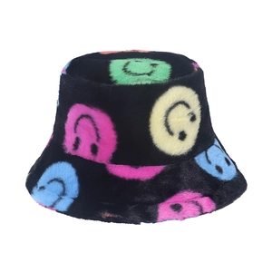 Chapeau bob en peluche noire avec sourires colorés en fausse fourrure de lapin douce