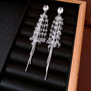 Élégantes boucles d'oreilles pendantes en argent avec zircon ovale et cristaux brillants