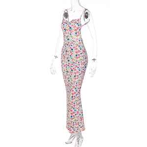 Détail des fines bretelles et de l'imprimé floral sur cette robe d'été ajustée