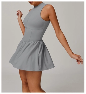 Détail de la robe de sport grise sans manches avec taille ajustée et jupe évasée