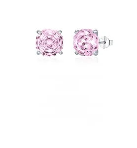 Détail macro de boucles d'oreilles en argent S925 avec gemmes roses et taille octogone