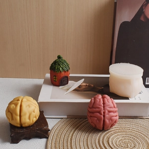 Vista dettagliata dello stampo in silicone a cervello con candele gialle e rosa