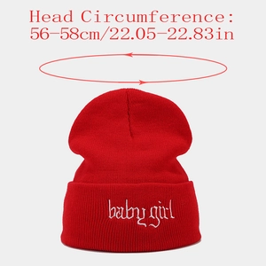 Détail du bonnet rouge en maille avec broderie babygirl et guide de mesure de taille