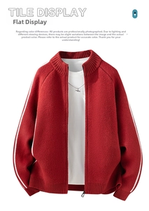 Detailansicht der roten Strickjacke mit Rippstrick-Stehkragen und weißem Ärmelstreifen