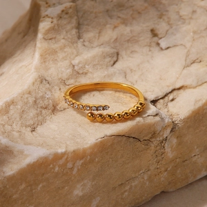 Anello aperto in acciaio al titanio placcato oro 18K con diamante e perla su pietra