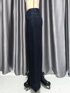 Detailansicht der Blue Jeans mit hoher Taille, weitem Bein und Kontrastnähten
